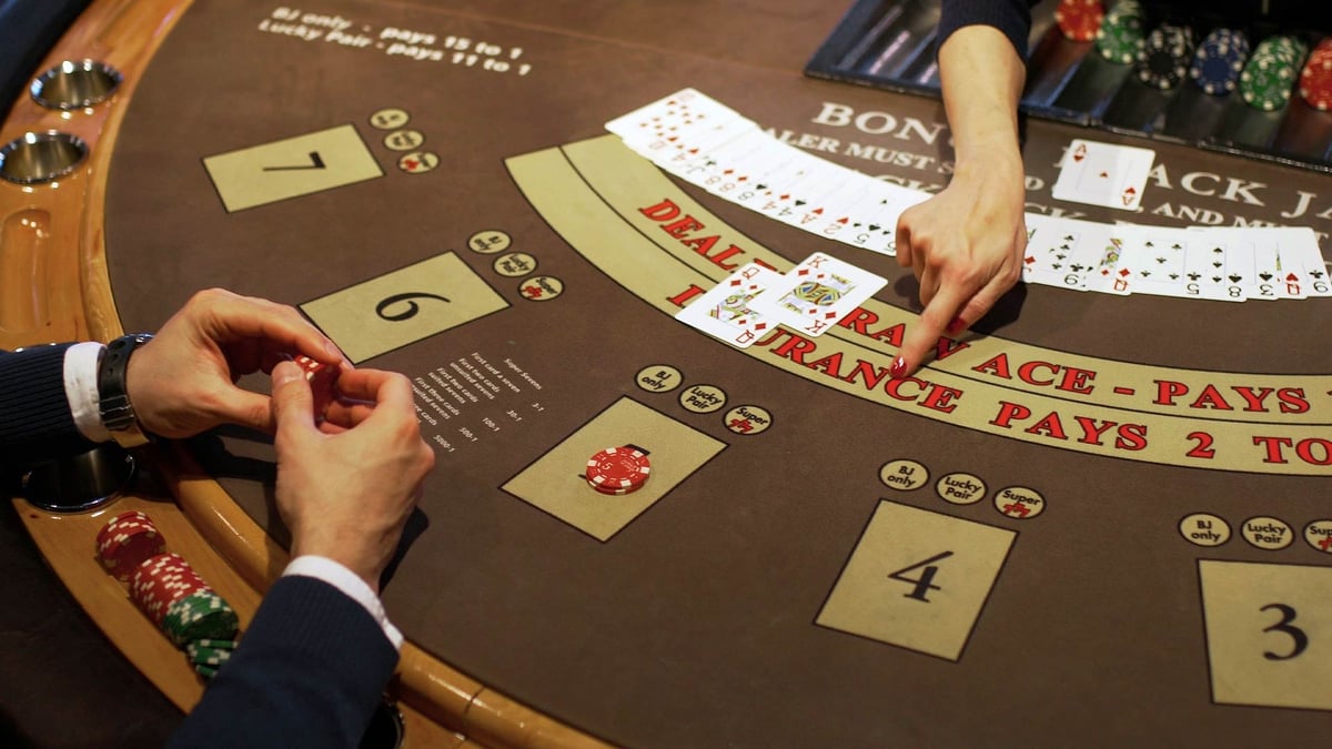 En person spelar blackjack i SpeedyCasinos live casino
