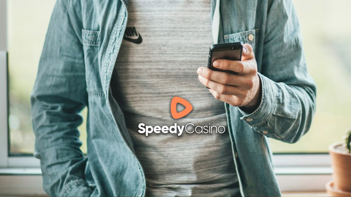 En man spelar slots på Speedy Casino i mobilen.