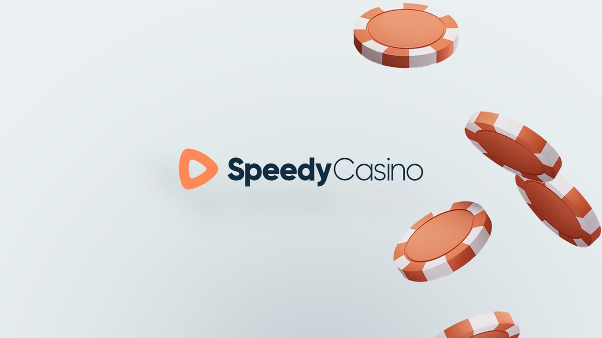 SpeedyCasino-logotypen med flygande spelmarker mot en ljus bakgrund.
