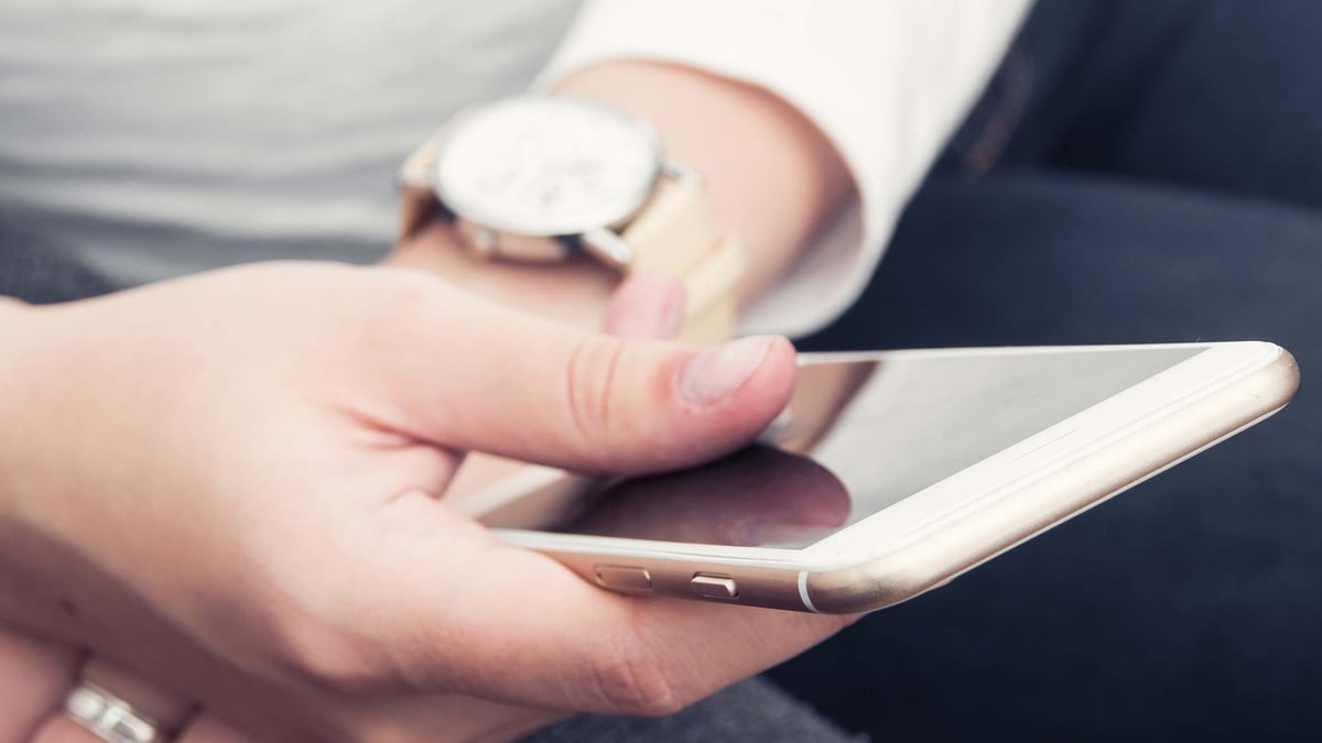 En person läser om omsättningskrav hos Speedy Casino.