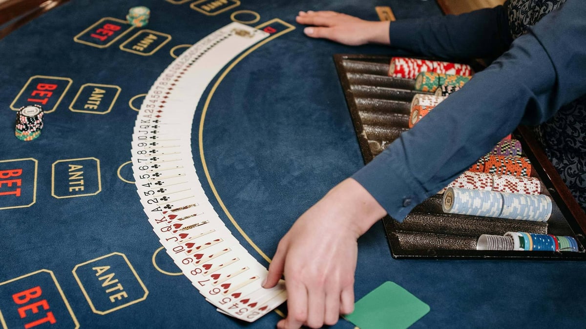 En dealer som cuperar inför ett parti baccarat.