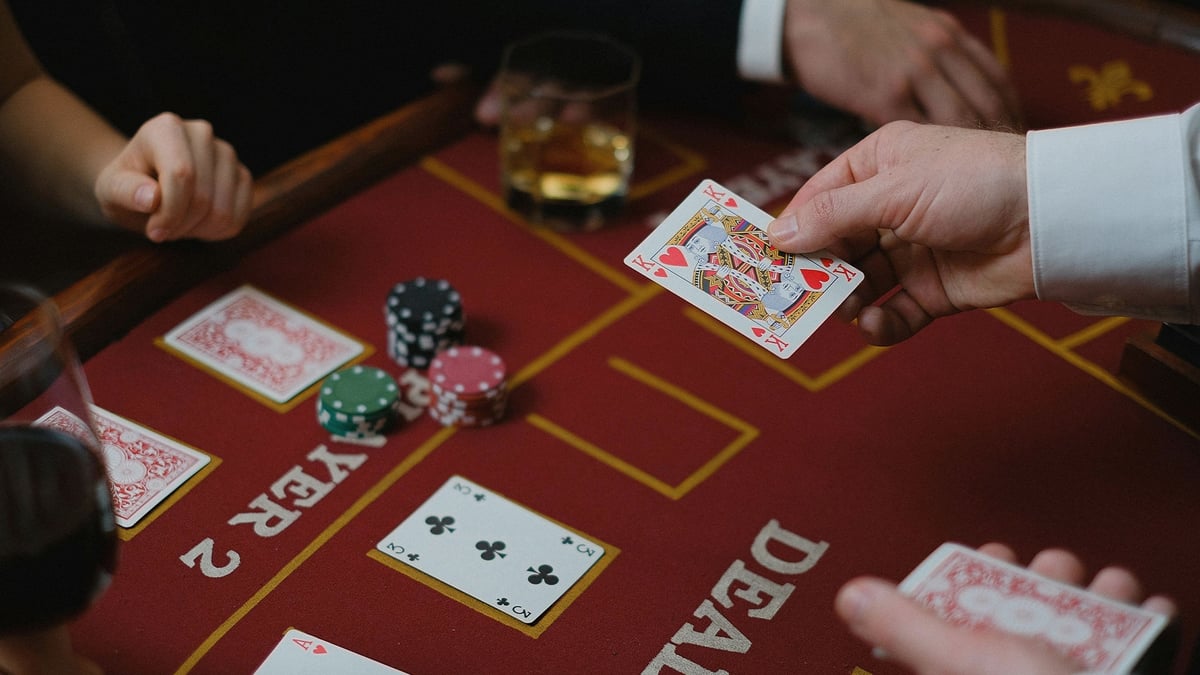 En bild på några som spelar blackjack live.