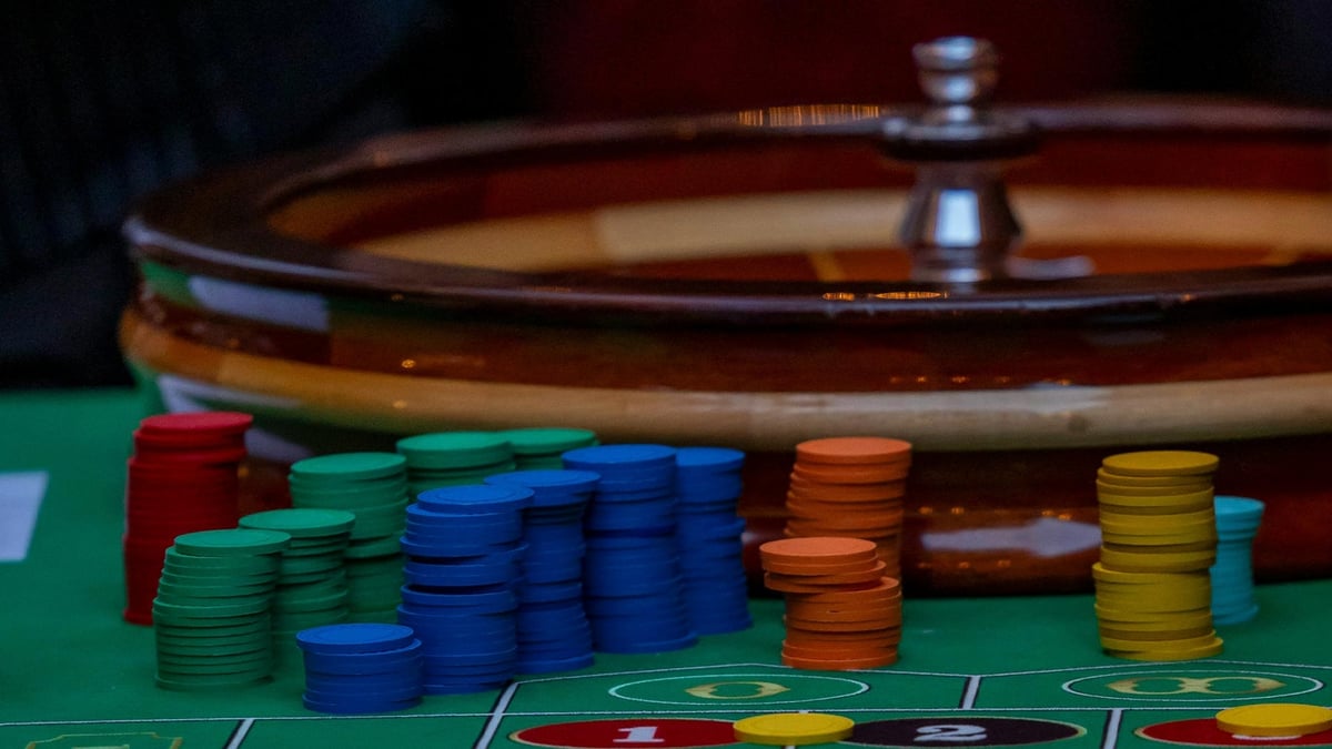 En närbild på ett roulettehjul.