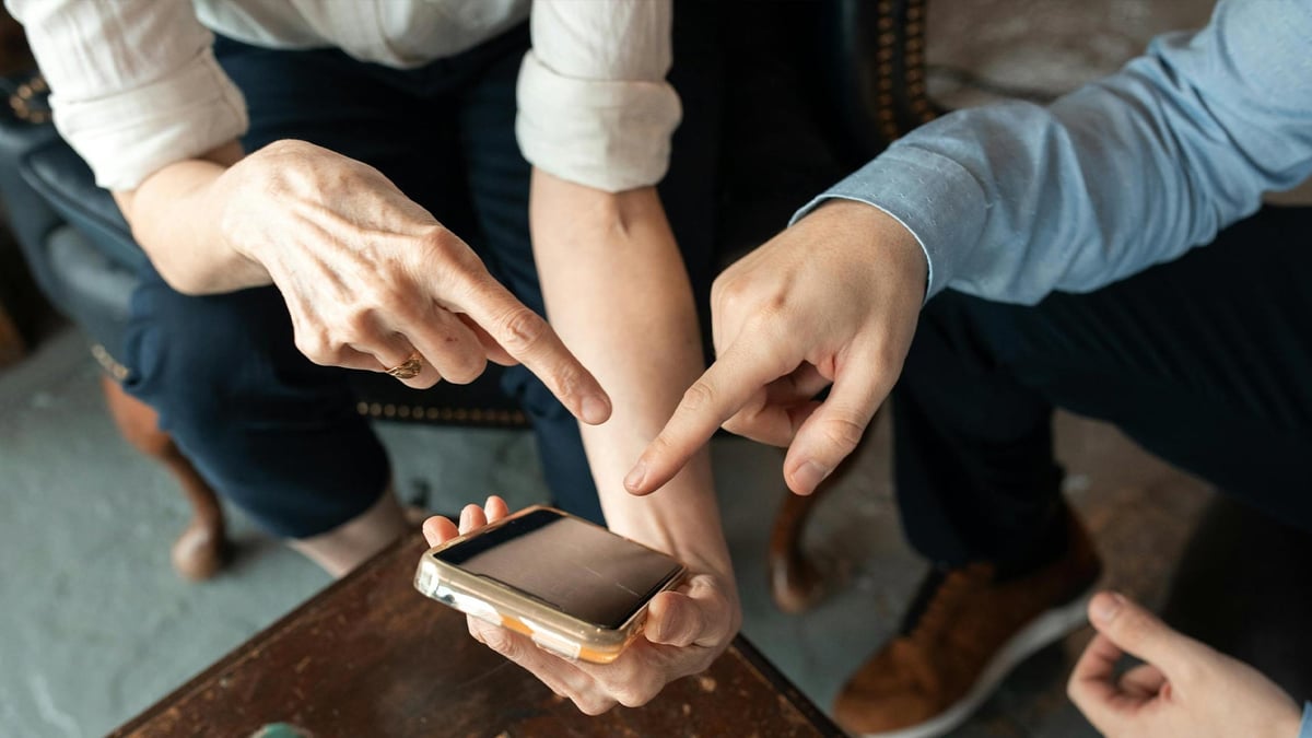 En person visar hur man använder Spelpaus på Speedy Casino.