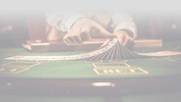 Croupier sprider ut en kortlek på ett grönt casinobord under ett live casinospel.