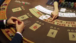 En person spelar blackjack i SpeedyCasinos live casino