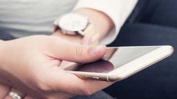 En person läser om omsättningskrav hos Speedy Casino.