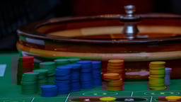 En närbild på ett roulettehjul.